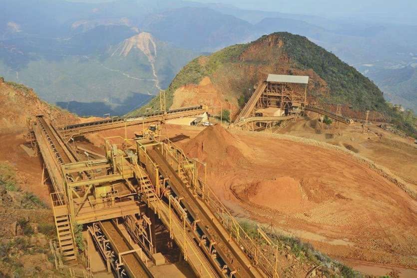 Site minier de nickel avec convoyeurs et installations sur un massif de latérite rouge en Nouvelle-Calédonie